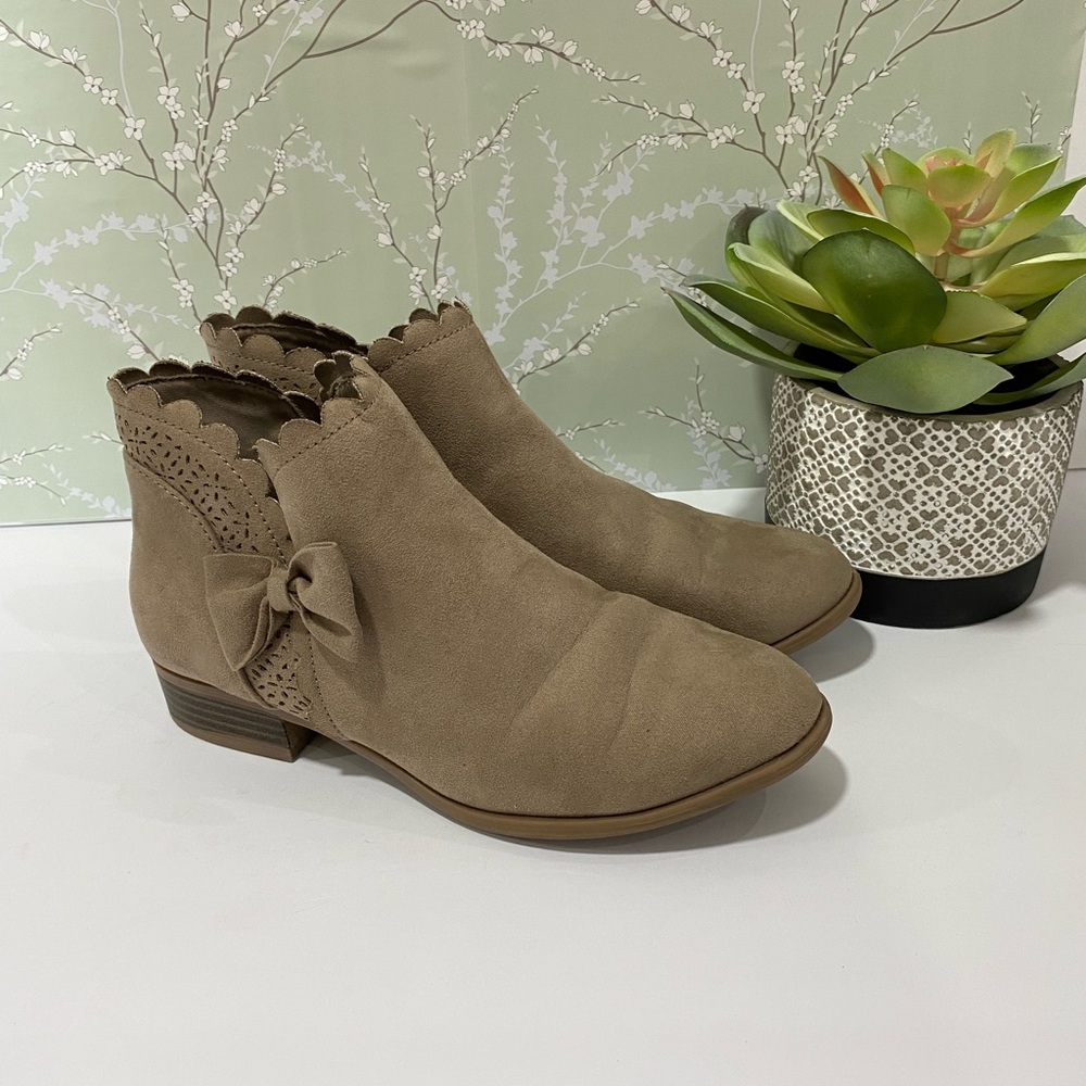 SO Women's Taupe Ankle Booties with Bow & Scalloped Edge – Size 8 Faux suede